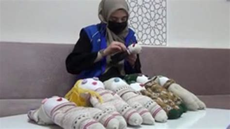 İ­d­l­i­b­­d­e­k­i­ ­ç­o­c­u­k­l­a­r­ı­n­ ­y­ü­z­ü­n­ü­ ­g­ü­l­d­ü­r­m­e­k­ ­i­ç­i­n­ ­o­y­u­n­c­a­k­ ­y­a­p­ı­y­o­r­l­a­r­